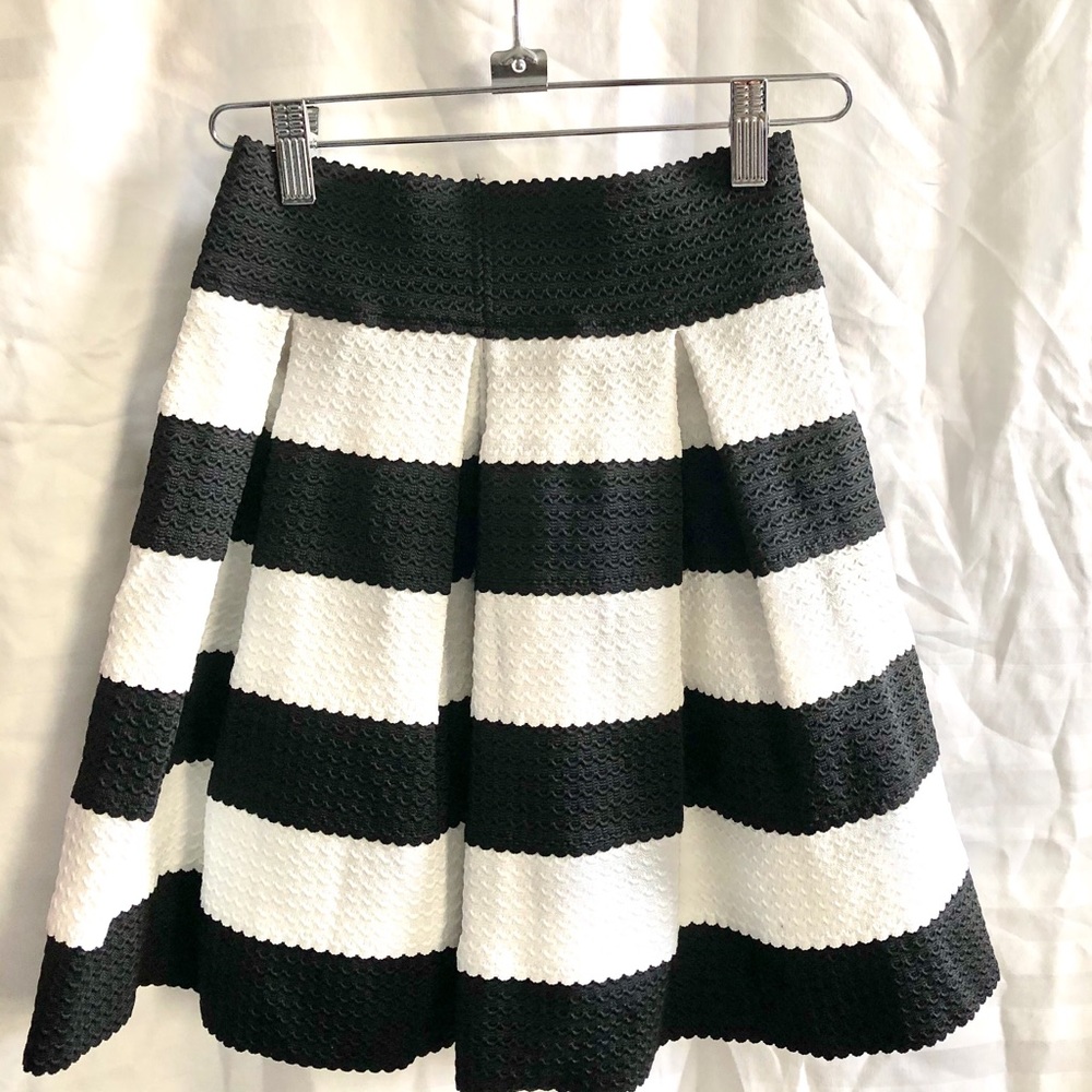 ⭐️ Black and White Stripe skirt